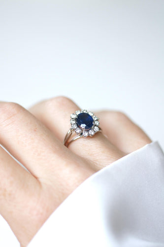 Bague 53.5 Bague Marguerite saphir 2,40 Cts, diamants, années 60 58 Facettes