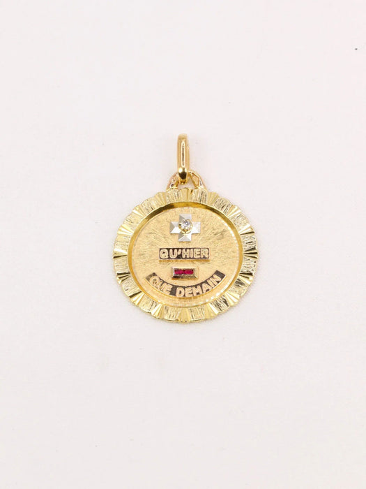 AUGIS - Round love medal with striated yellow gold diamond ruby