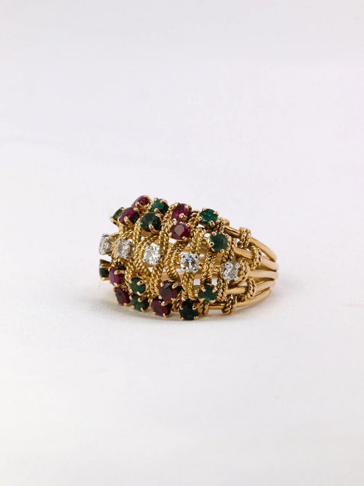 Anello con fili d'oro intrecciati, diamanti, rubini e smeraldi