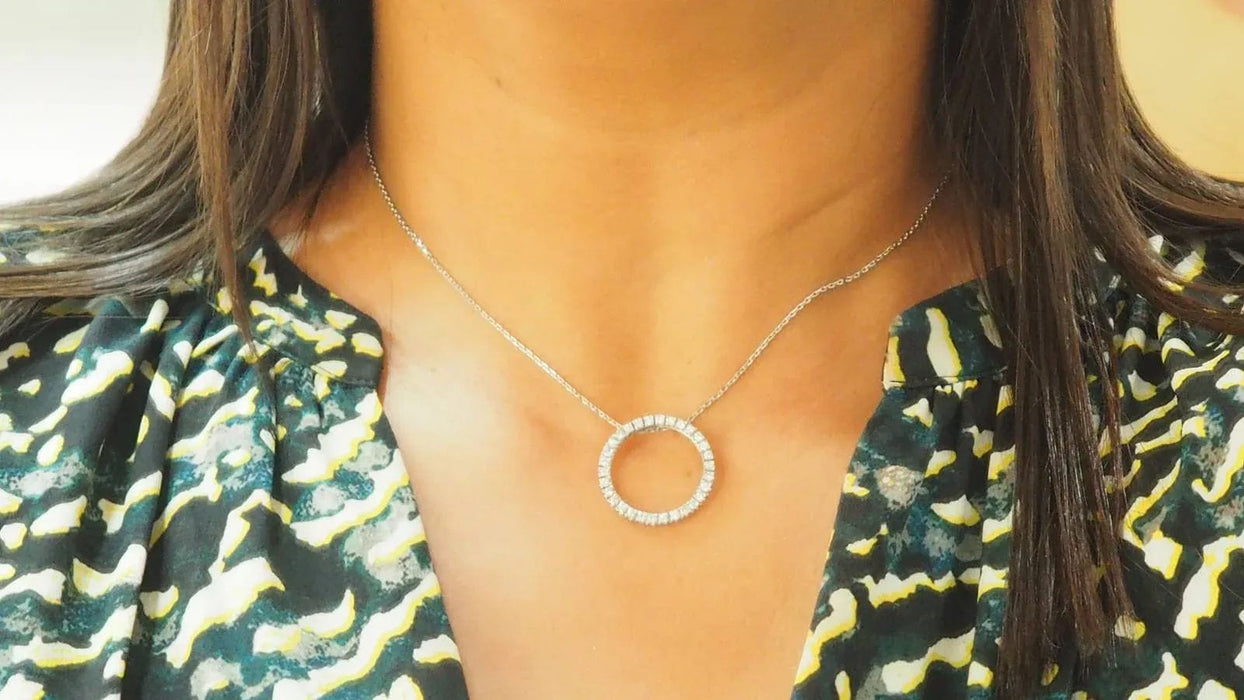 Collier Collier pendentif cercle en or blanc et diamants 58 Facettes 32920