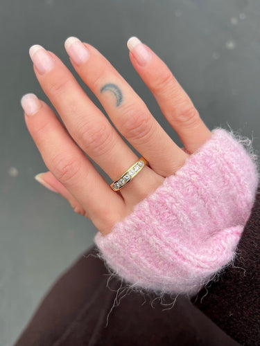 Halv Vielsesring gult guld, diamanter sat i skinnefatning 