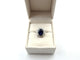 Anillo en oro blanco con zafiro central y diamantes 