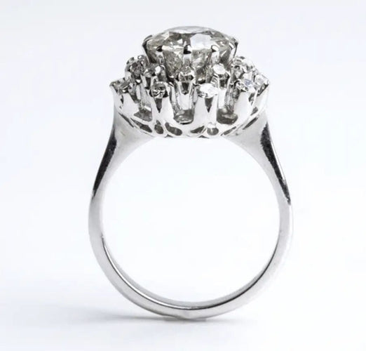 Bague Bague en or blanc avec un diamant taille ancienne européenne de 2 carats et des diamants en périphérie 58 Facettes 7617
