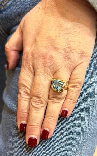 Bague Bague en or jaune 18 carats et topaze bleue 58 Facettes