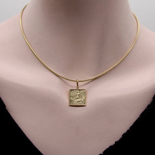 Pendentif Pendentif ou breloque carrée en or 14 carats, style égyptien, ornée d'hiéroglyphes, en forme de lingot. 58 Facettes