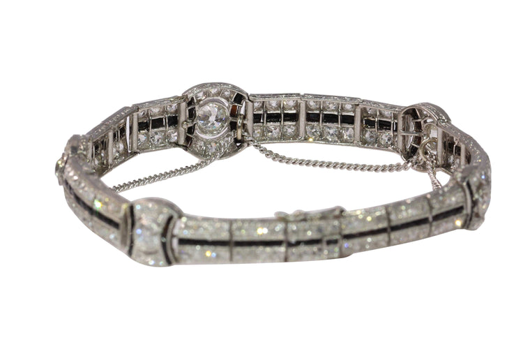 Häikäisevä julistus Art Deco: Rannekoru Platina, jossa on timantteja ja onyksia 