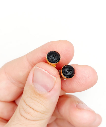Boucles d'oreilles Puces d'oreilles antique or rose 18k cabochon de jais gravé d'étoiles (circa 1900) 58 Facettes A06158