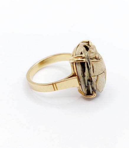 Bague 53.5 Bague cocktail vintage or jaune et scarabée égyptien en pierre dure 58 Facettes A05339