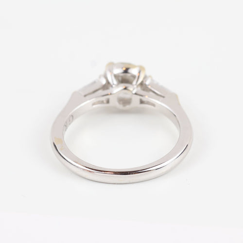 Bague Graff - Bague en or blanc 18 carats sertie d'un diamant central brillant et de diamants latéraux trapézoïdaux. 58 Facettes 130281