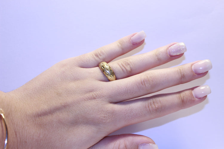 Прстен од жутог злата са текстуром