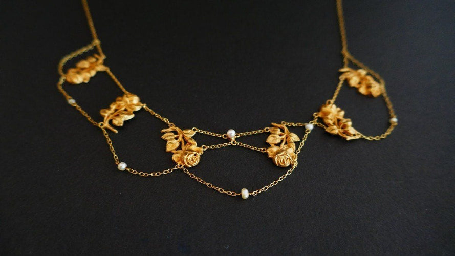 Collier Collerette Motifs De Roses Et Ornée De Perles, Or Jaune 58 Facettes