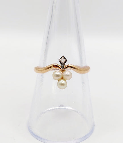 Антички прстен са детелином од ружичастог злата, бисерима и дијамантима