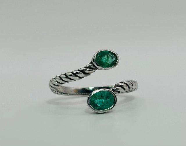 Bague 53 Mardi et moi avons une bague en or blanc avec des émeraudes. 58 Facettes 50053