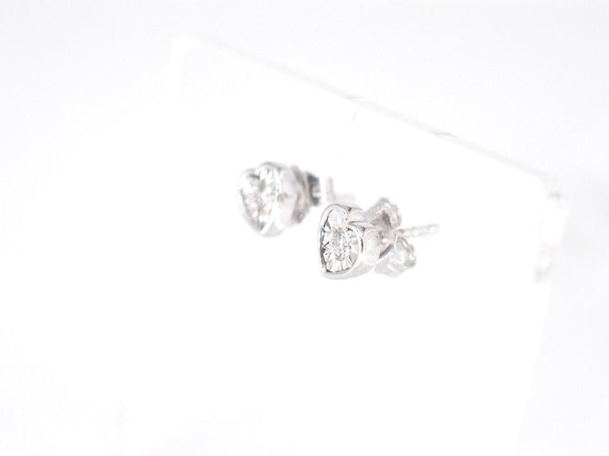 Boucles d'oreilles Boucles d'oreilles en or blanc avec un diamant taille brillant en forme de cœur 58 Facettes 2096