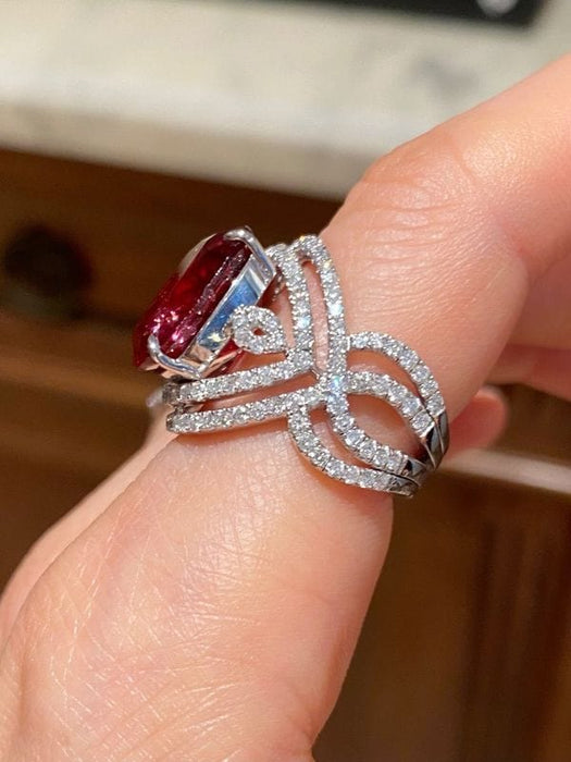 Bague 53 Bague en or blanc, sertie d'une importante tourmaline rouge intense ( Rubellite ) 58 Facettes