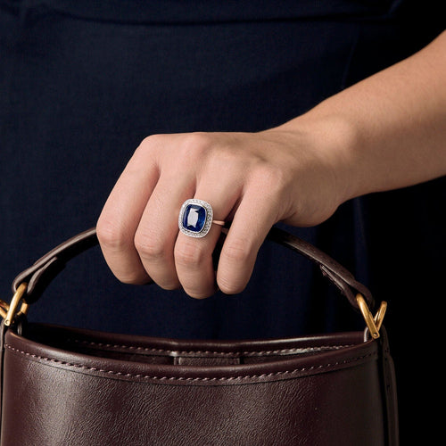 Ring i hvitt gull med en sentrert, uoppvarmet Ceylon-safir omgitt av diamanter 