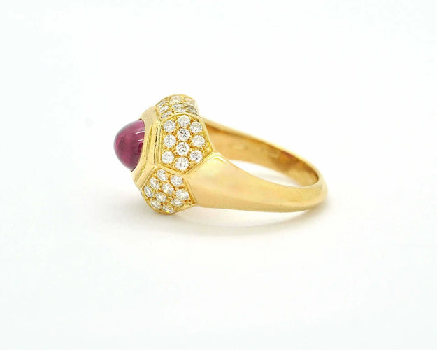 Bague en or jaune avec rubis cabochon de 2,5 ct et diamants