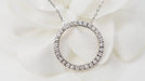 Collier Collier pendentif cercle en or blanc et diamants 58 Facettes 32920