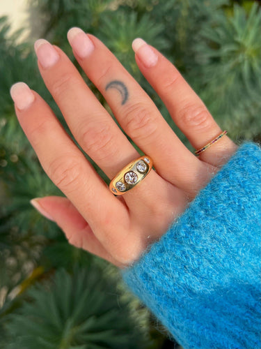 Keltakultainen sormus, jossa on viisi timanttia 