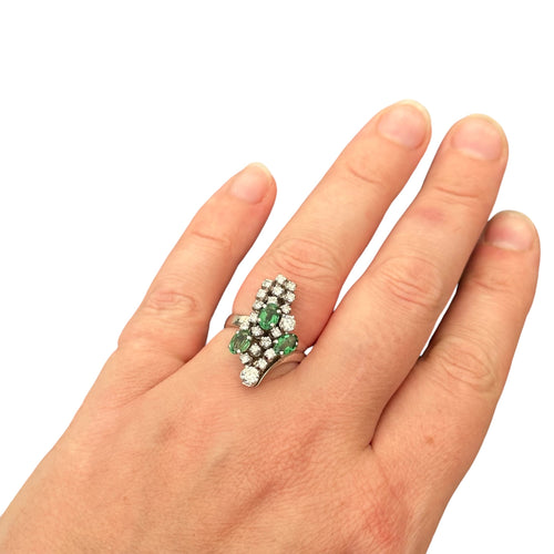 Bague 55 Bague or blanc, émeraudes diamants 58 Facettes 235