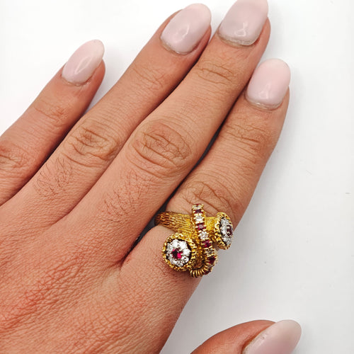 Bague 53 Bague en or jaune sertie de diamants et d'un rubis 58 Facettes