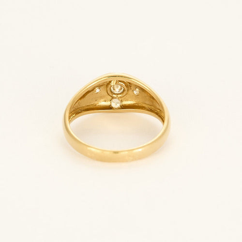 Yellow gold ring with diamonds 