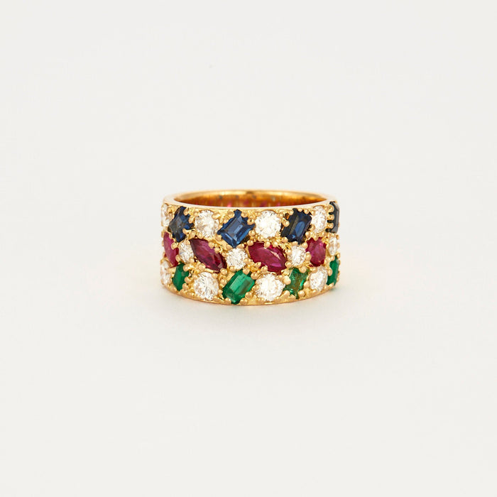 Geelgouden ring met diamanten, saffieren, robijnen en smaragden.