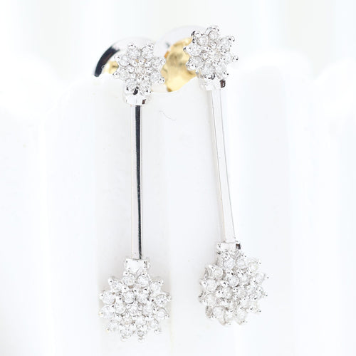 Boucles d'oreilles Longues boucles d'oreilles en or blanc 18 carats ornées de rosettes de diamants 58 Facettes VV1-F