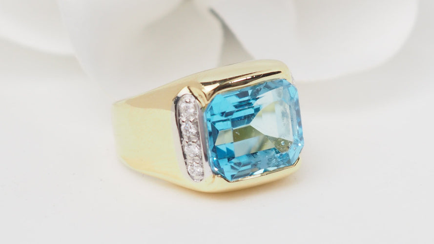 Anello in oro giallo, topazio blu e diamanti 