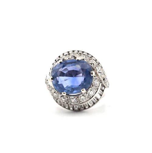 Bague 52 Magnifique bague en or blanc massif 18 carats ornée d'un saphir et de diamants. 58 Facettes