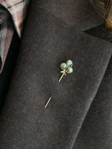 Épingle à cravate trèfle œil de chat en or jaune 58 Facettes 1168.2