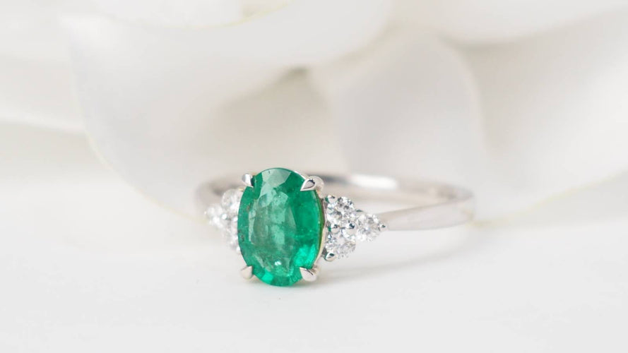 Bague 53.5 Bague en or blanc, émeraude ovale et diamants 58 Facettes 32943