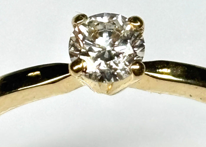 Bague 53.5 Bague solitaire en or jaune avec diamant taille brillant 58 Facettes E09