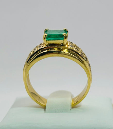 Bague 59 Bague en or jaune avec une émeraude centrale et des diamants. 58 Facettes 50251