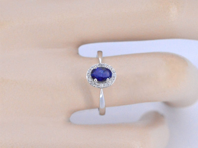 Bague 54 Bague entourage en or blanc avec diamants et saphir 58 Facettes 2010