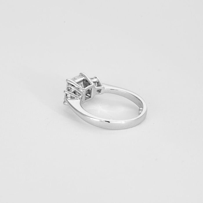 Bague 53 Solitaire trilogie or blanc, diamant princesse 1,50 carat. 58 Facettes