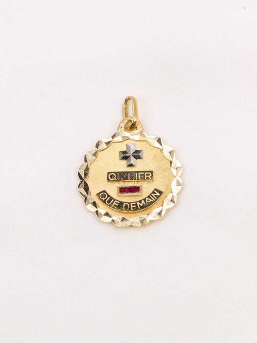 AUGIS - Round love medal in yellow gold and ruby