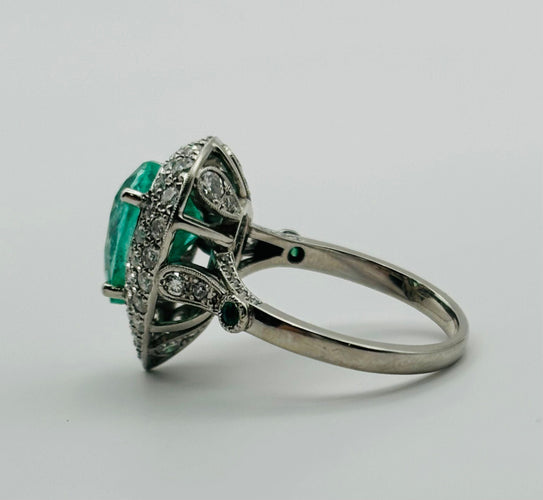 Bague Bague en platine avec une émeraude naturelle taille poire, entourée de diamants. 58 Facettes 50159