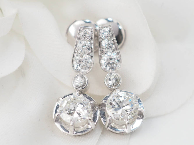 Boucles d'oreilles Paire de dormeuses anciennes en or blanc et diamants 58 Facettes 32108