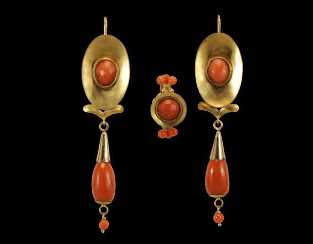 Bague Boucles d'oreilles et bague en or jaune corail antique 58 Facettes 7694