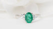 Bague 53.5 Bague en or blanc, émeraude ovale et diamants 58 Facettes 32943