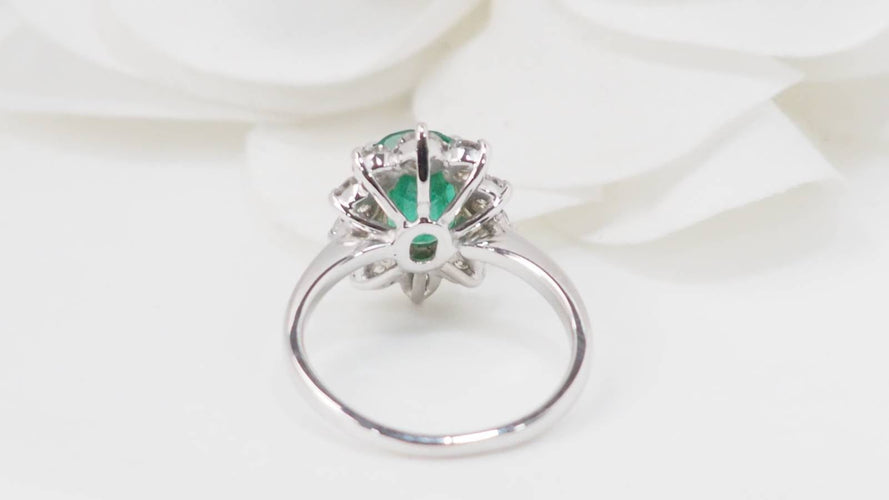 Bague 53 Bague entourage en or blanc, émeraude de Zambie et diamants 58 Facettes 32690