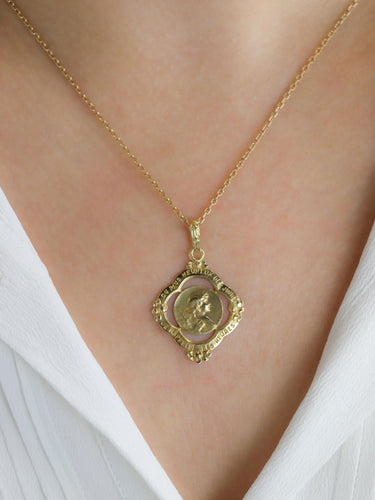Pendentif AUGIS Médaille Art Nouveau "Du plus heureux des jours je rappelle les heures" 58 Facettes 1153.7
