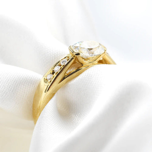 Bague Bague en or jaune avec un diamant ovale de 1 carat 58 Facettes 13012