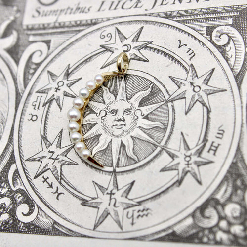 Pendentif Pendentif croissant de lune en perle, or 14 carats, style moderne du milieu du siècle 58 Facettes A2006U