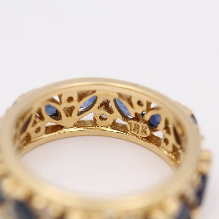 Anillo de oro con zafiros y diamantes.