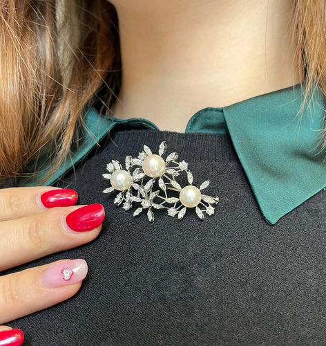 Broche Broche raffinée « marguerite » avec perles et diamants 58 Facettes