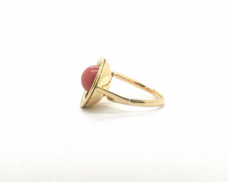 Bague Bague en or jaune avec corail central 58 Facettes