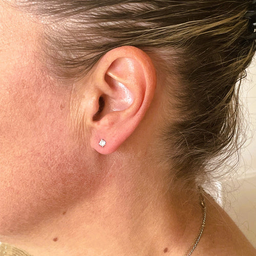 Boucles d'oreilles Boucles d'oreilles puces diamants en or blanc 58 Facettes