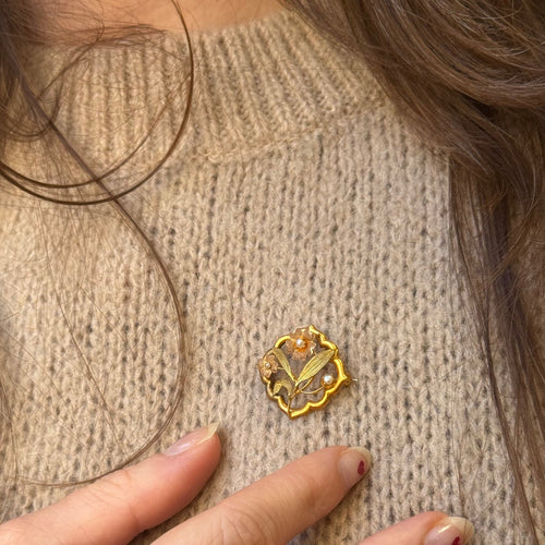 Blumenbrosche im Jugendstil